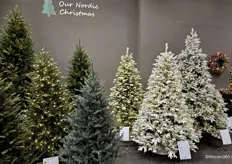 Our Nordic Christmas is het label van Van der Gucht. Het merk staat voor natuurgetrouwe kunstkerstbomen met een houten voetstuk.